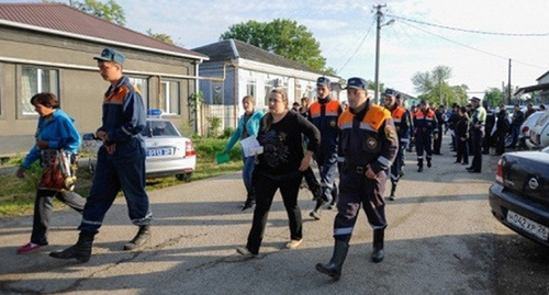Жители экстренно эвакуированного села вернулись в свои дома на Ставрополье
Фото  
 http://bloknot-stavropol.ru/news/zhiteli-ekstrenno-evakuirovannogo-sela-vernulis-v--849622