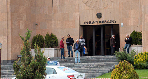 Вход в мэрию Еревана. Фото Тиграна Петросяна для "Кавказского уцзла" Вход в мэрию Еревана. Фото Тиграна Петросяна для "Кавказского уцзла"