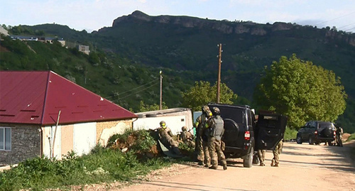 Сотрудники спецслужб в горном селе Дагестана. Фото http://nac.gov.ru/kontrterroristicheskie-operacii/v-hode-kto-v-dagestane-neytralizovany-chetvero.html Сотрудники спецслужб в горном селе Дагестана. Фото http://nac.gov.ru/kontrterroristicheskie-operacii/v-hode-kto-v-dagestane-neytralizovany-chetvero.html