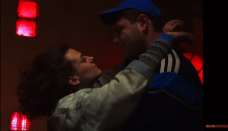 Кадр фильма Теснота (2017). Фото: стоп кадр французского трейлера фильма Кадр фильма Теснота (2017). Фото: стоп кадр французского трейлера фильма