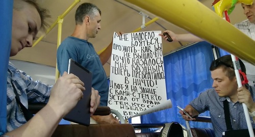 Участники антикоррупционной акции в Сочи после задержания, в полицейском автобусе. 12 июня 2017 года, Сочи. Фото Светланы Кравченко для "Кавказского узла". Участники антикоррупционной акции в Сочи после задержания, в полицейском автобусе. 12 июня 2017 года, Сочи. Фото Светланы Кравченко для "Кавказского узла".