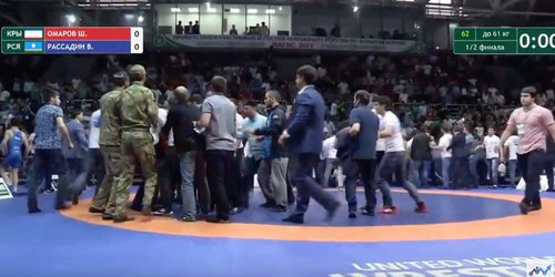 Драка на чемпионате по вольной борьбе в Назрани. Фото https://inforesist.org/na-chempionate-rossii-po-volnoy-borbe-bolelshhiki-ustroili-massovuyu-draku/ Драка на чемпионате по вольной борьбе в Назрани. Фото https://inforesist.org/na-chempionate-rossii-po-volnoy-borbe-bolelshhiki-ustroili-massovuyu-draku/