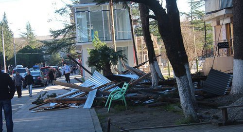 Последствия ветра в Тбилиси. Фото © FB / Районная администрация Самтредия Последствия ветра в Тбилиси. Фото © FB / Районная администрация Самтредия