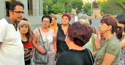 Член гражданского движения «Вставай, Армения!» Андриас Гукасян (слева) общается с гражданскими активистами. Фото: Тигран Петросян Член гражданского движения «Вставай, Армения!» Андриас Гукасян (слева) общается с гражданскими активистами. Фото: Тигран Петросян