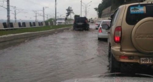 Затопленный участок федеральной трассы в Сочи. Фото: http://bloknot-krasnodar.ru/news/v-sochi-zatopilo-federalnuyu-trassu-obrazovalas-og-857221 Затопленный участок федеральной трассы в Сочи. Фото: http://bloknot-krasnodar.ru/news/v-sochi-zatopilo-federalnuyu-trassu-obrazovalas-og-857221