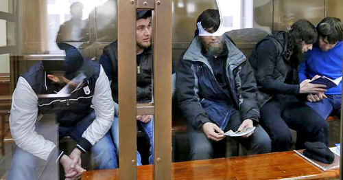 Обвиняемые в убийстве Бориса Немцова в зале суда. Фото REUTERS/Maxim Zmeyev Обвиняемые в убийстве Бориса Немцова в зале суда. Фото REUTERS/Maxim Zmeyev