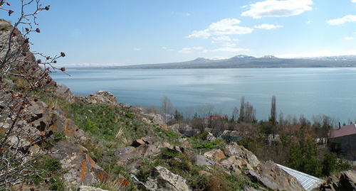 Озеро Севан. Фото https://www.smileplanet.ru/armenia/ozero-sevan/ Озеро Севан. Фото https://www.smileplanet.ru/armenia/ozero-sevan/