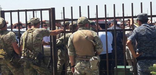ОМОН не пропускает депутатов в здание администрации. Фото Аси Капаевой для "Кавказского узла" ОМОН не пропускает депутатов в здание администрации. Фото Аси Капаевой для "Кавказского узла"