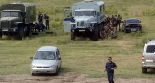 Силовики оцепили здание администрации Ногайского района Дагестана, фото активиста Эльмурзы Толемишева, 6 июля 2017 Силовики оцепили здание администрации Ногайского района Дагестана, фото активиста Эльмурзы Толемишева, 6 июля 2017