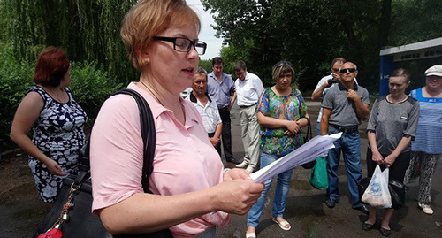 Член инициативной группы Татьяна Авачёва зачитывает обращение к участникам пикета и обращение на президента и губернатора. Фото Вячеслава Прудникова
для "Кавказского узла" Член инициативной группы Татьяна Авачёва зачитывает обращение к участникам пикета и обращение на президента и губернатора. Фото Вячеслава Прудникова
для "Кавказского узла"