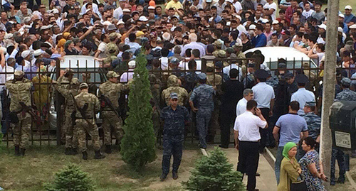 Жители у администрации Ногайского народа во время визита делегации правительства Дагестана/ Фото Аси Капаевой для "Кавказского узла" Жители у администрации Ногайского народа во время визита делегации правительства Дагестана/ Фото Аси Капаевой для "Кавказского узла"