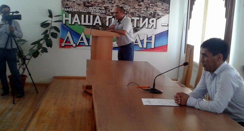 Заседание сотрудников администрации и депутатов Ногайского района Дагестана по вопросу выборов главы района. За столом - Руслан Насыров, за трибуной - Рустам Адильгереев. 3 июля 2017 года. Фото Аси Капаевой для "Кавказского узла". Заседание сотрудников администрации и депутатов Ногайского района Дагестана по вопросу выборов главы района. За столом - Руслан Насыров, за трибуной - Рустам Адильгереев. 3 июля 2017 года. Фото Аси Капаевой для "Кавказского узла".