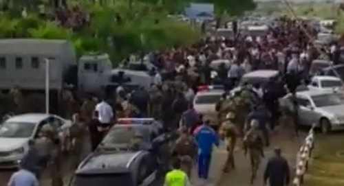 Конфронтация в Ленинауле. Фото стоп-кадр видео hasavyrt_today https://www.instagram.com/p/BWQQW7VljSg/ Конфронтация в Ленинауле. Фото стоп-кадр видео hasavyrt_today https://www.instagram.com/p/BWQQW7VljSg/
