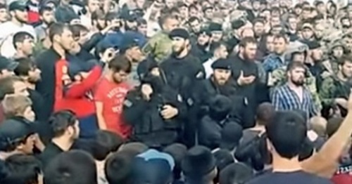 Представители чеченской общины в ходе общения с Даудовым возле села Ленинкент. Фото: скриншот видео YouTube, https://www.youtube.com/watch?v=vZCf8FnZmH4 Представители чеченской общины в ходе общения с Даудовым возле села Ленинкент. Фото: скриншот видео YouTube, https://www.youtube.com/watch?v=vZCf8FnZmH4