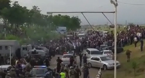 Конфронтация в Ленинауле. Фото стоп-кадр видео hasavyrt_today https://www.instagram.com/p/BWQQW7VljSg/ Конфронтация в Ленинауле. Фото стоп-кадр видео hasavyrt_today https://www.instagram.com/p/BWQQW7VljSg/