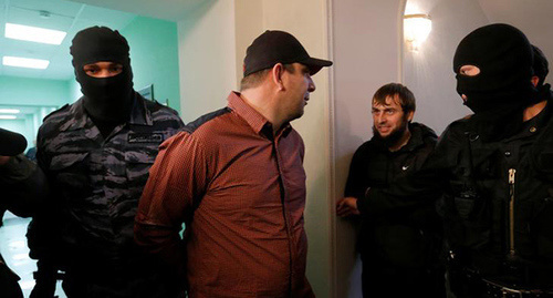 Тамерлан Эскерханов, Максим Змеев под конвоем. Фото REUTERS Тамерлан Эскерханов, Максим Змеев под конвоем. Фото REUTERS