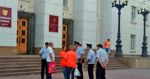 Обманутые дольщики перед Законодательным собранием Ростовской области. Ростов-на-Дону, 22 июня 2017 г. Фото Константина Волгина для "Кавказского узла" Обманутые дольщики перед Законодательным собранием Ростовской области. Ростов-на-Дону, 22 июня 2017 г. Фото Константина Волгина для "Кавказского узла"
