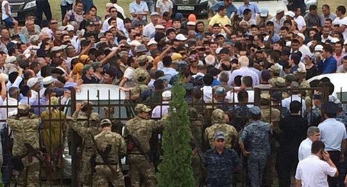 Жители у администрации Ногайского народа во время визита делегации правительства Дагестана, 7 июля 2017 Фото Аси Капаевой для "Кавказского узла" Жители у администрации Ногайского народа во время визита делегации правительства Дагестана, 7 июля 2017 Фото Аси Капаевой для "Кавказского узла"