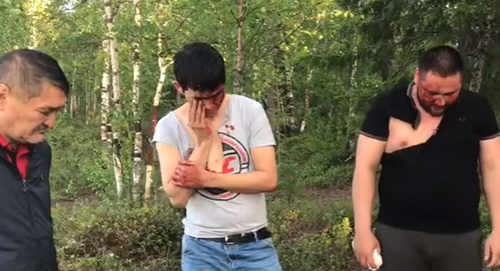 Авторы нецензурного видеообращения к Рамазану Абдулатипову (двое справа). Фото : Стоп-кадр видео Ногайцы оскорбившие Рамазана Абдулатипова просят прощенья. https://www.youtube.com/watch?v=I2i-qIiRxvw Авторы нецензурного видеообращения к Рамазану Абдулатипову (двое справа). Фото : Стоп-кадр видео Ногайцы оскорбившие Рамазана Абдулатипова просят прощенья. https://www.youtube.com/watch?v=I2i-qIiRxvw