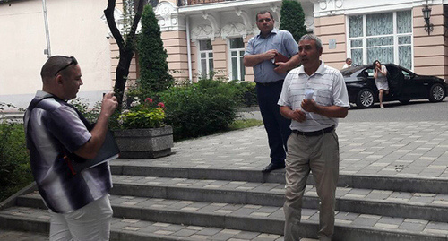 Представитель делегации ногайских старейшин Арслан Бекмурзаев после встречи с заместителем полпреда Президента РФ в СКФО, 14 июля 2017. Фото Аси Капаевой для "Кавказского узла" Представитель делегации ногайских старейшин Арслан Бекмурзаев после встречи с заместителем полпреда Президента РФ в СКФО, 14 июля 2017. Фото Аси Капаевой для "Кавказского узла"