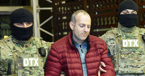 Блогер Александр Лапшин в сопровождении сотрудников Генпрокуратуры. Баку, февраль 2017 г. Фото: SPUTNIK / MURAD ORUJOV
Блогер Александр Лапшин в сопровождении сотрудников Генпрокуратуры. Баку, февраль 2017 г. Фото: SPUTNIK / MURAD ORUJOV