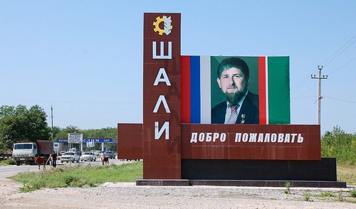 Стелла при въезде в Шали, Чечня. Фото http://ngrz.ru/wp-content/uploads/2015/05/v_chechne_pojavitsja_odna_iz_krupnejshih_mechetej_v_mire.jpg Стелла при въезде в Шали, Чечня. Фото http://ngrz.ru/wp-content/uploads/2015/05/v_chechne_pojavitsja_odna_iz_krupnejshih_mechetej_v_mire.jpg