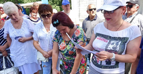 Татьяна Авачева (справа), член инициативной группы. Ростов-на-Дону, июль 2017 г. Фото Вячеслава Прудникова для "Кавказского узла" Татьяна Авачева (справа), член инициативной группы. Ростов-на-Дону, июль 2017 г. Фото Вячеслава Прудникова для "Кавказского узла"