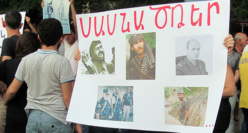На плакате фотоучастников захвата здания полка ППС. Надпись на плакате: «Сасна Црер» Фото Тиграна Петросяна для "Кавказского узла"

