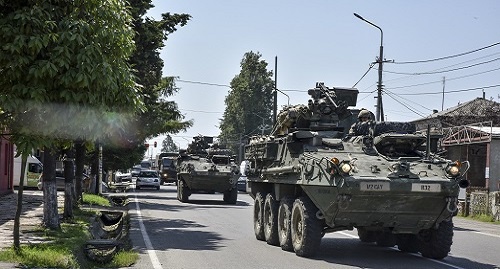 Конвой грузинских военных направляется из Поти в зону учений. Фото из аккаунта Flickr европейского командования ВС США.
https://www.flickr.com/photos/usarmyeurope_images/ Конвой грузинских военных направляется из Поти в зону учений. Фото из аккаунта Flickr европейского командования ВС США.
https://www.flickr.com/photos/usarmyeurope_images/