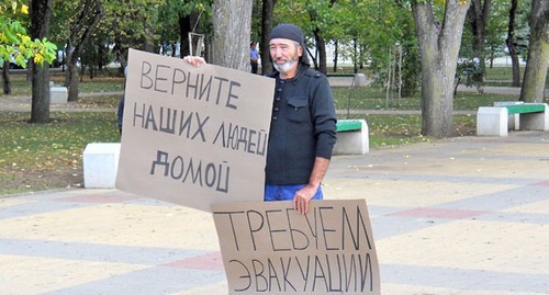Участник пикета в поддержку сирийских черкесов в Майкопе. 23 сентября 2012 г. Фото Олега Чалого для "Кавказского узла". Участник пикета в поддержку сирийских черкесов в Майкопе. 23 сентября 2012 г. Фото Олега Чалого для "Кавказского узла".