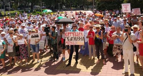 Участники митинга в Геленджике. Геленджик, 5 августа 2017 года. Фото Светланы Кравченко для "Кавказского узла". Участники митинга в Геленджике. Геленджик, 5 августа 2017 года. Фото Светланы Кравченко для "Кавказского узла".