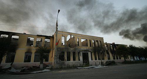 Сгоревшее здание. Цхинвал. Август 2008 г. Фото Sputnik / Лана Парастаева Сгоревшее здание. Цхинвал. Август 2008 г. Фото Sputnik / Лана Парастаева