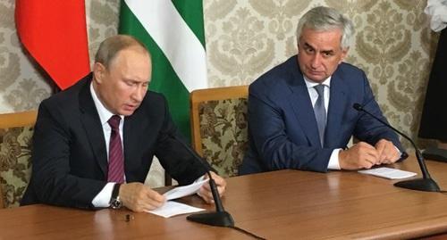 Владимир Путин на встрече с президентом Абхазии Раулем Хаджимбой. Абхазия, 8 августа 2017 года. Фото Дмитрия Статейнова для "Кавказского узла". Владимир Путин на встрече с президентом Абхазии Раулем Хаджимбой. Абхазия, 8 августа 2017 года. Фото Дмитрия Статейнова для "Кавказского узла".