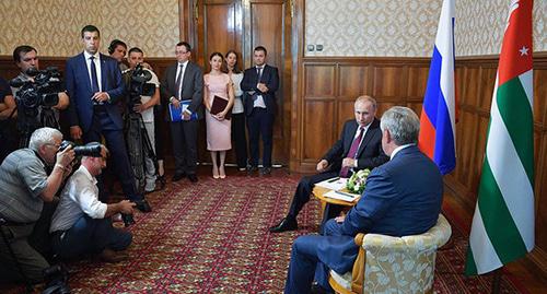После двухсторонней встречи Владимир Путин и Рауль Хаджимба сделали совместное заявление для СМИ.
Фото Алексей Дружинин
Читать далее: http://sputnik-abkhazia.ru/photo/20170809/1021620348/vstrecha-xadzhimba-i-putina-glavnye-kadry.html После двухсторонней встречи Владимир Путин и Рауль Хаджимба сделали совместное заявление для СМИ.
Фото Алексей Дружинин
Читать далее: http://sputnik-abkhazia.ru/photo/20170809/1021620348/vstrecha-xadzhimba-i-putina-glavnye-kadry.html