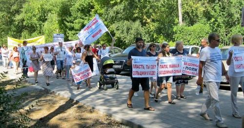 Участники шествия обманутых дольщиков в Аксае. 12 августа 2017 года. Фото Константина Волгина для "Кавказского узла" Участники шествия обманутых дольщиков в Аксае. 12 августа 2017 года. Фото Константина Волгина для "Кавказского узла"