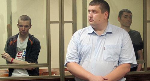 Артур Панов и Максим Смышляев после оглашения приговора, сидя - адвокат Панова Сергей Московкин. Фото Константина Волгина для "Кавказского узла" Артур Панов и Максим Смышляев после оглашения приговора, сидя - адвокат Панова Сергей Московкин. Фото Константина Волгина для "Кавказского узла"