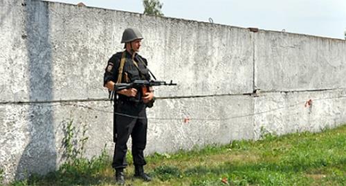 Сотрудник спецслужб. Фото В Курской области проведено антитеррористическое тактико-специальное учение «Рельеф-2017» | Национальный антитеррористический комитет Сотрудник спецслужб. Фото В Курской области проведено антитеррористическое тактико-специальное учение «Рельеф-2017» | Национальный антитеррористический комитет