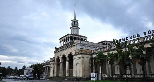 Сухумский вокзал. Фото https://www.fondsk.ru/news/2017/08/14/abhazia-letuchij-zapah-dalekoj-vojny-44489.html Сухумский вокзал. Фото https://www.fondsk.ru/news/2017/08/14/abhazia-letuchij-zapah-dalekoj-vojny-44489.html