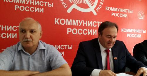 Руслан Хугаев (справа) и Виталий Дедегкаев во время пресс-конференции. Фото Эммы Марзоевой для "Кавказского узла" Руслан Хугаев (справа) и Виталий Дедегкаев во время пресс-конференции. Фото Эммы Марзоевой для "Кавказского узла"