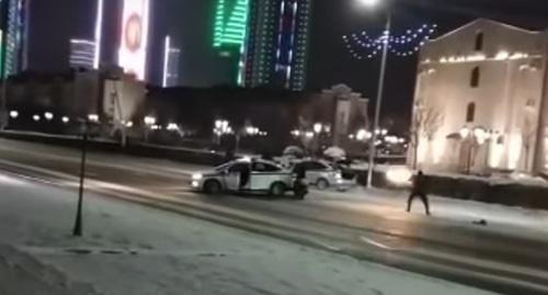 Сотрудник полиции ведет стрельбу по машине в центре Грозного. 17 декабря 2016 года, Грозный. Фото: скриншот видео очевидца, YouTube Сотрудник полиции ведет стрельбу по машине в центре Грозного. 17 декабря 2016 года, Грозный. Фото: скриншот видео очевидца, YouTube