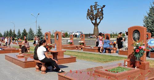 Мемориальное кладбище в "Город ангелов" в Беслане,где похоронены все жертвы теракта. Фото Эммы Марзоевой для "Кавказского узла" Мемориальное кладбище в "Город ангелов" в Беслане,где похоронены все жертвы теракта. Фото Эммы Марзоевой для "Кавказского узла"