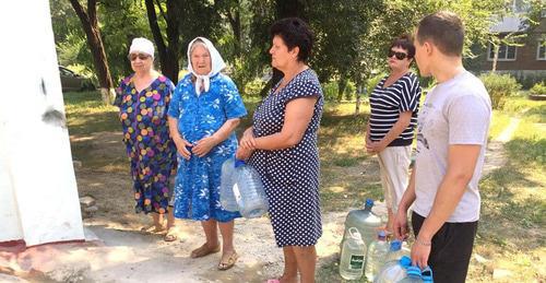Жители Красного Сулина ожидании водовозки. 21 августа 2017 г. Фото Вячеслава Прудникова для "Кавказского узла" Жители Красного Сулина ожидании водовозки. 21 августа 2017 г. Фото Вячеслава Прудникова для "Кавказского узла"