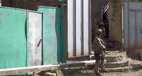 Силовики в горной деревне. Фото http://nac.gov.ru/kontrterroristicheskie-operacii/v-dagestane-v-rezultate-kto-neytralizovan-glavar.html Силовики в горной деревне. Фото http://nac.gov.ru/kontrterroristicheskie-operacii/v-dagestane-v-rezultate-kto-neytralizovan-glavar.html