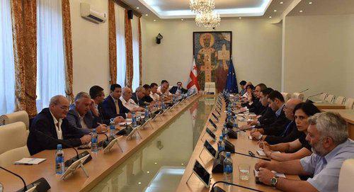 Встреча парламентского большинства и оппозиции Грузии. Фото https://www.facebook.com/parliamentgeo/photos/pcb.1773219662718044/1773216522718358/?type=3&theater Встреча парламентского большинства и оппозиции Грузии. Фото https://www.facebook.com/parliamentgeo/photos/pcb.1773219662718044/1773216522718358/?type=3&theater