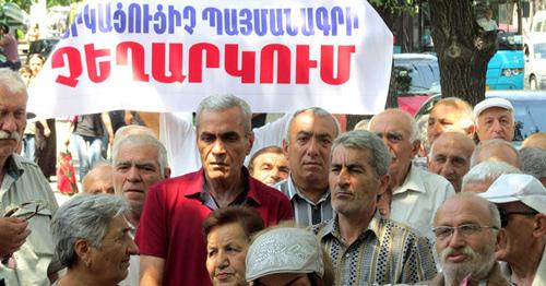 Акция протеста бывших сотрудников завода «Наирит». Надпись на плакате: "Отмена рабского соглашения!". Ереван, 14 июля 2016 г. Фото Тиграна Петросяна для "Кавказского узла" Акция протеста бывших сотрудников завода «Наирит». Надпись на плакате: "Отмена рабского соглашения!". Ереван, 14 июля 2016 г. Фото Тиграна Петросяна для "Кавказского узла"
