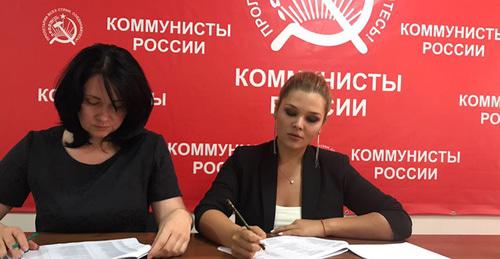 Голодающие активисты "Коммунистов России" во Владикавказе. Лейла Магкеева (слева) и Анжела Гуцаева. Фото пресс-службы партии Голодающие активисты "Коммунистов России" во Владикавказе. Лейла Магкеева (слева) и Анжела Гуцаева. Фото пресс-службы партии