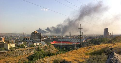 Пожар на заводе "Наирит". Ереван, 28 августа 2017 г. Фото Армине Мартиросян для "Кавказского узла" Пожар на заводе "Наирит". Ереван, 28 августа 2017 г. Фото Армине Мартиросян для "Кавказского узла"