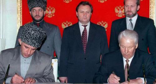 Подписание Договора о мире и принципах взаимоотношений между Российской Федерацией и Чеченской Республикой Ичкерия (суд Грозного вынес решение о признании террористической и запрете на территории России организации «Чеченская Республика Ичкерия» («ЧРИ») и 29 ее подразделений в 14 европейских странах) президентом РФ Борисом Ельциным и президентом ЧРИ Асланом Масхадовым/ Фото стоп-кадр видео http://yeltsin.ru/archive/video/71088/ Подписание Договора о мире и принципах взаимоотношений между Российской Федерацией и Чеченской Республикой Ичкерия (суд Грозного вынес решение о признании террористической и запрете на территории России организации «Чеченская Республика Ичкерия» («ЧРИ») и 29 ее подразделений в 14 европейских странах) президентом РФ Борисом Ельциным и президентом ЧРИ Асланом Масхадовым/ Фото стоп-кадр видео http://yeltsin.ru/archive/video/71088/
