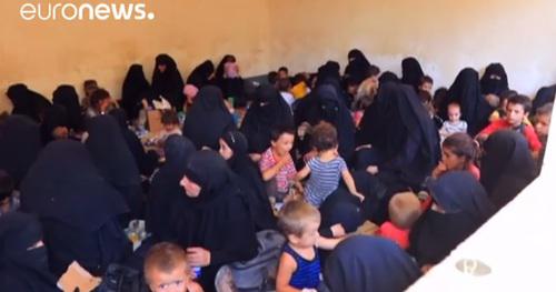 Женщины и дети в Ираке. Скриншот с видео http://ru.euronews.com/2017/08/30/iraq-islamic-state Женщины и дети в Ираке. Скриншот с видео http://ru.euronews.com/2017/08/30/iraq-islamic-state