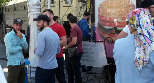 Участники митинга в Грозном против притеснений мусульман в Мьянме. 4 сентября 2017 г. Фото Николая Петрова для "Кавказского узла" Участники митинга в Грозном против притеснений мусульман в Мьянме. 4 сентября 2017 г. Фото Николая Петрова для "Кавказского узла"